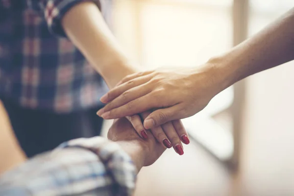 Zakenmensen Schudden Elkaar Hand Ronden Een Vergadering — Stockfoto