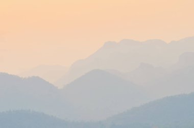 Gün batımında dağ manzarası