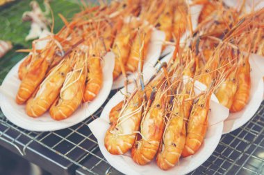 Karides sosu, daldırma ile plaka üzerinde Tayland yemeği. Izgara shimp.