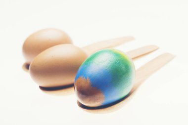 Renkli el yapımı paskalya yumurtaları beyaz bir kutuda izole edilmiş.