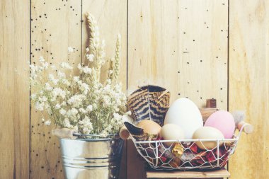 Şirin yaratıcı fotoğraf renkli Paskalya yumurtaları, vintage filtre görüntü ile Ester arka plan Paskalya yumurtaları ile