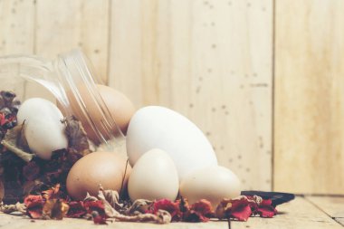 Şirin yaratıcı fotoğraf renkli Paskalya yumurtaları, vintage filtre görüntü ile Ester arka plan Paskalya yumurtaları ile