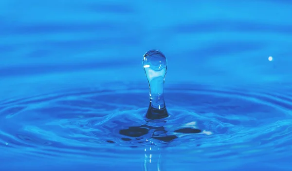 Streszczenie Tło Kropla Niebieski Woda Spada Dół — Zdjęcie stockowe