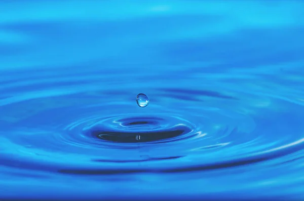 蓝色水滴下落的抽象背景 — 图库照片