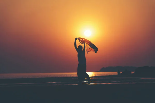 Felici Giovani Che Ballano Spruzzano Sulla Spiaggia Sul Bellissimo Tramonto — Foto Stock