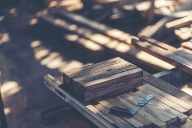 Arka plan görüntüsü ahşap Atölyesi: marangozlar çalışma tablosu farklı araçları ve Ağaç kesme standı, vintage filtre görüntü