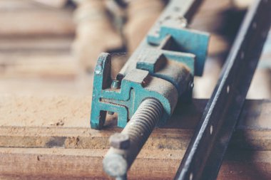 Arka plan görüntüsü ahşap Atölyesi: marangozlar çalışma tablosu farklı araçları ve Ağaç kesme standı, vintage filtre görüntü