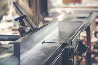 Arka plan görüntüsü ahşap Atölyesi: marangozlar çalışma tablosu farklı araçları ve Ağaç kesme standı, vintage filtre görüntü