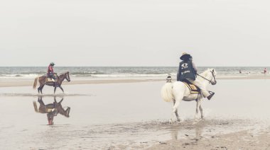 Hua hin Tayland şehirde 27/04/2016, Hua Hin beach kumsalda ata binmek test Turizm.