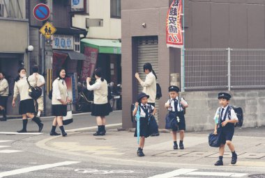 Kyoto, Japonya, 22 Nisan 2017: Japon genç öğrenciler İlköğretim Okulu Kyoto, Japonya dan geri geliyor.