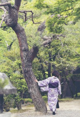 Kyoto, Japonya - 23 Nisan 2017: Kadın seyahat Kyoto geleneksel kimono (kimono) gezisi 23 Nisan 2017 üzerinde olduğunu..