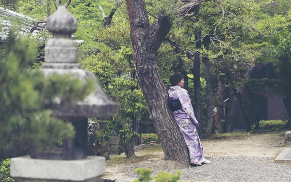 Kyoto Japão Abril 2017 Viagem Feminina Uma Viagem Quimono Tradicional — Fotografia de Stock