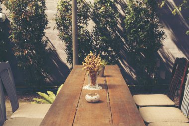 kafe, vintage filtre görüntü masada kuru sarı çiçek