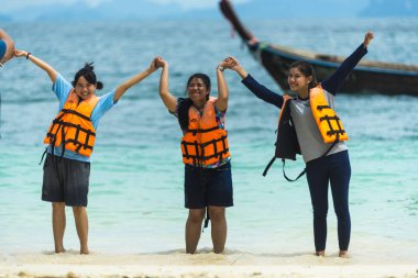 Phuket, Tayland - 4 Şubat 2017. Turistler Phuket güzel sahilde yaşamak mutluyuz.
