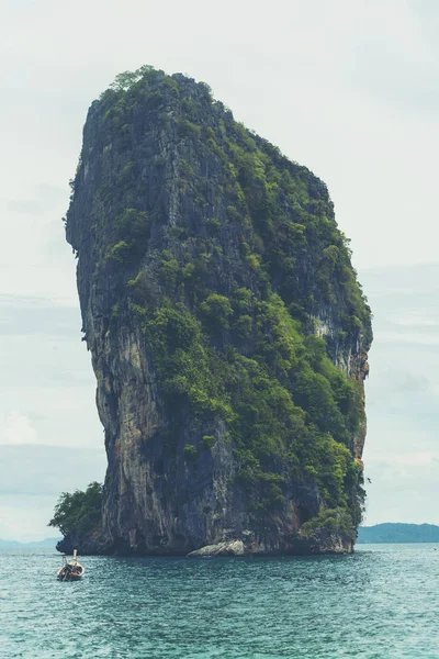 Krabi Tailândia Abril 2017 Turistas Desfrutando Bela Praia Milagrosa Água — Fotografia de Stock