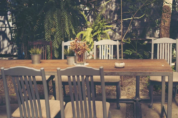 kafe, vintage filtre görüntü masada kuru sarı çiçek