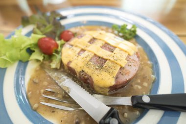 Soslu ve sebzeli ızgara et.