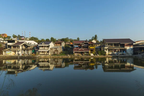 Lago Pueblo Ban Tong Pilok Thong Pha Phum Kanchanaburi Tailandia — Foto de Stock