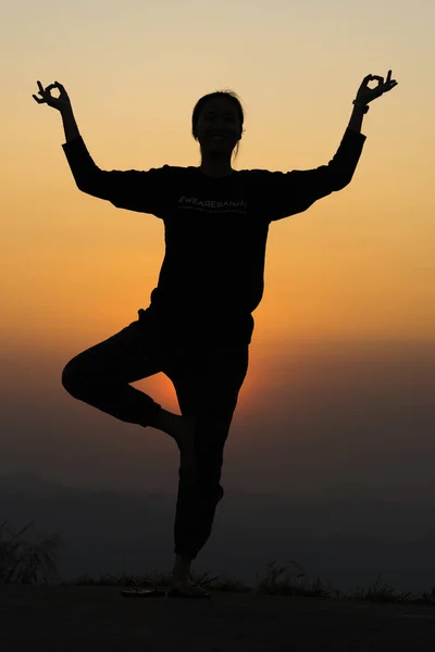 Mujer Haciendo Yoga Atardecer — Foto de Stock