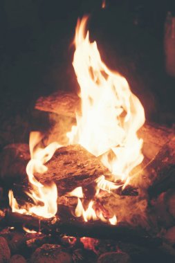 alevler siyah arkaplanda