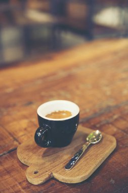 Kahve kafeteryasında espresso içtim.
