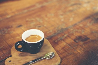 Kahve kafeteryasında espresso içtim.