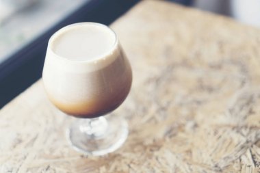 köpüklü köpüklü nitro soğuk bira ortam arka plan bar kahve dükkanında hizmet hazır. kahve makinesi ahşap masa vintage