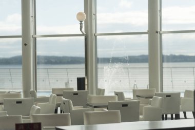 Beyaz yemek masası kafede