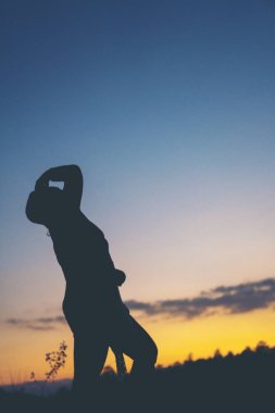 Yalnız adamın siyah silueti