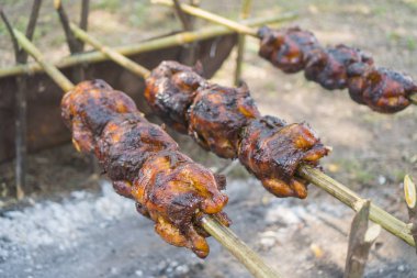 Sahada ızgara Tavuk