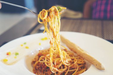 Beyaz tabakta spagetti.