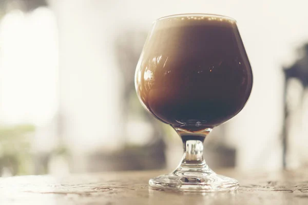 köpüklü köpüklü nitro soğuk bira ortam arka plan bar kahve dükkanında hizmet hazır. kahve makinesi ahşap masa vintage