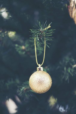 Noel hediye kutusu. Noel beyaz tahta masada kırmızı kutuları sunar. Düz kopya alanı ile yatıyordu.