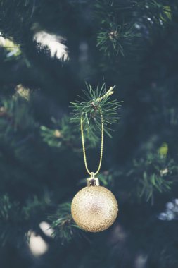 Noel hediye kutusu. Noel beyaz tahta masada kırmızı kutuları sunar. Düz kopya alanı ile yatıyordu.