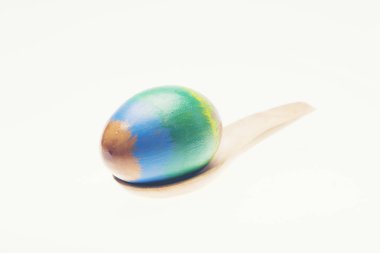 Renkli el yapımı paskalya yumurtaları beyaz bir kutuda izole edilmiş.