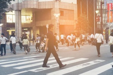 Fukuoka, Japonya-6 Ekim 2017: Birçok turist, Japonya'nın Fukuoka kentinde ki en ünlü ve antik tapınakta Dazaifu tenmangu tapınağının Torii kapısından geçiyor.