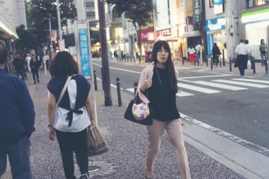Fukuoka, Japonya-6 Ekim 2017: Birçok turist, Japonya'nın Fukuoka kentinde ki en ünlü ve antik tapınakta Dazaifu tenmangu tapınağının Torii kapısından geçiyor.