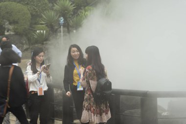 Beppu,Japonya - 1 Ekim 2017 :Birçok turist Umi Jigoku'ya (Sea Hell Kaplıcası) Beppu, Oita, Japonya'daki çeşitli cehennemleri temsil eden turistik mekanlardan birine bakıyor.