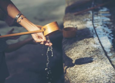 Japonya tapınağında su kabı