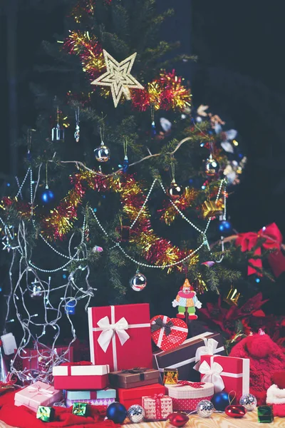 Confezione Regalo Natale Regali Natale Scatole Rosse Tavolo Legno Bianco — Foto Stock