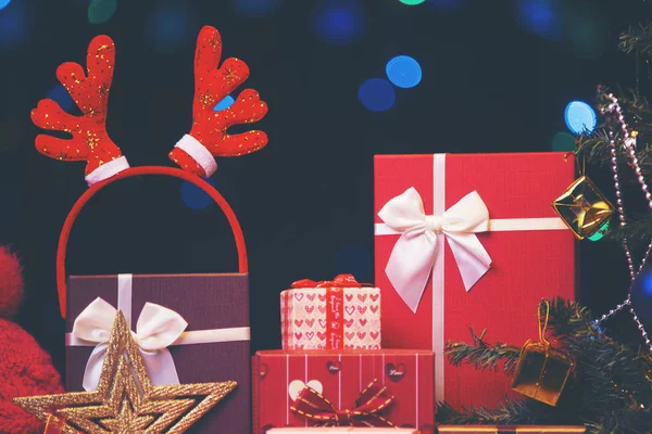 Confezione Regalo Natale Regali Natale Scatole Rosse Tavolo Legno Bianco — Foto Stock