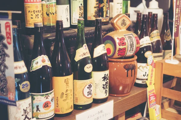 Sake Tokyo'da bir Japon restoranında görüntülenir. Pic Ekim 2017'de çekildi.