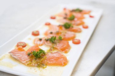 Somon Balık Çiğ somon fileto biber tuz dereotu limon biberiye plaka