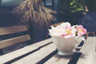 Güzel çiçekler yemek masasında düzenlenmiştir.