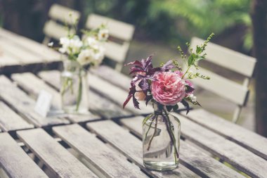 Güzel çiçekler yemek masasında düzenlenmiştir.