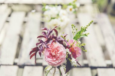 Güzel çiçekler yemek masasında düzenlenmiştir.