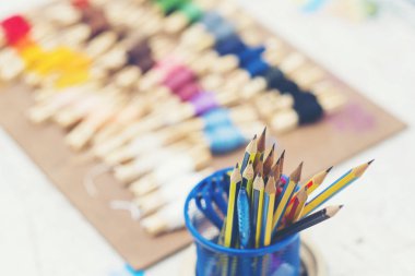 Renkli nakış ipliği, sanat eseri veya arkaplan için kullan