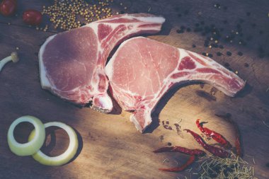 Ham kaburga bir biberiye ve sebze ile. buruşuk kağıt üzerinde