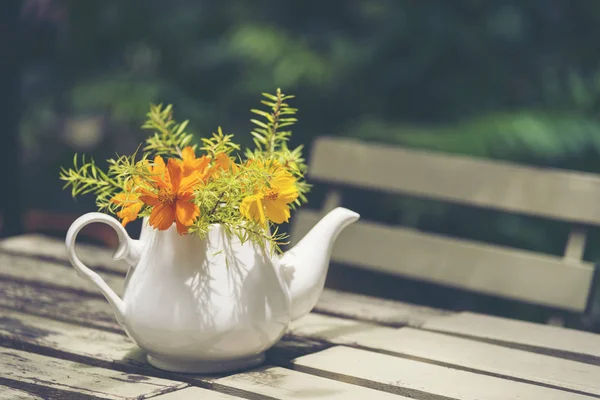 Güzel çiçekler yemek masasında düzenlenmiştir.