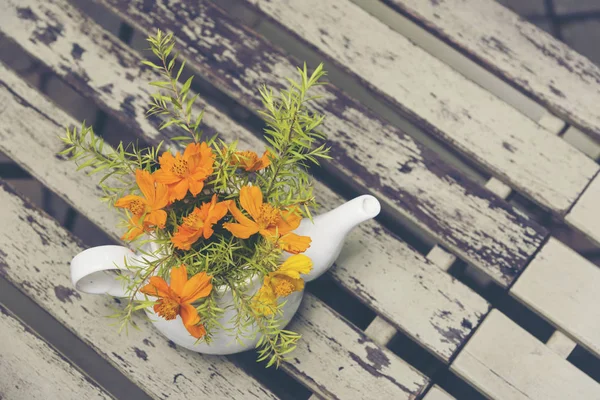 Güzel çiçekler yemek masasında düzenlenmiştir.